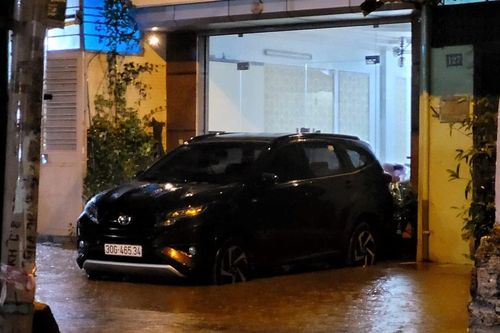 Mưa lớn tại Hà Nội khiến một số vùng trũng thấp ngập ngang bánh xe