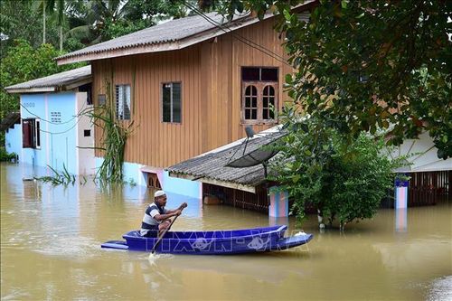 Vỡ bờ gây ngập lụt ở miền Bắc Thái Lan