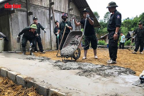 Cảnh sát cơ động giúp dân xóa nhà dột nát, dựng lại mái ấm mới