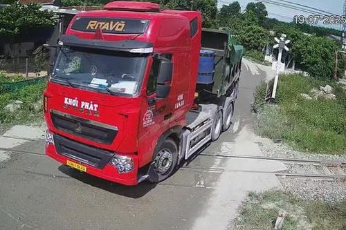 Xe tải nối đuôi vượt ẩu, tông gãy cần chắn đường sắt ở Quảng Ngãi