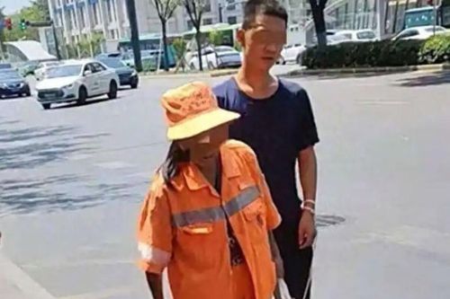 Xúc động nữ công nhân vệ sinh buộc cổ tay con trai bị thiểu năng vào tay mình khi làm việc