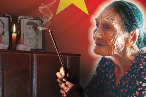 Mẹ Việt Nam Anh hùng đón con về qua những nén hương trầm