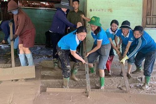 Nghệ An: Những bàn tay phụ nữ nối dài yêu thương đến vùng lũ