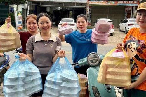 Những suất cơm thắm đượm tình người gửi vùng lũ