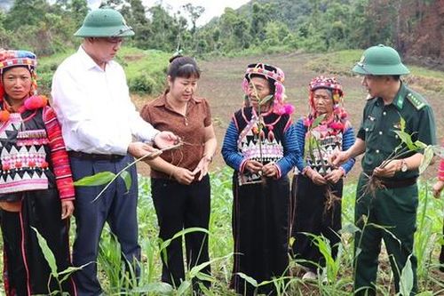 Trao sinh kế cho đồng bào dân tộc Hà Nhì ở bản Tả Ló San