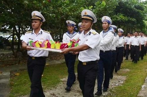 Thả hàng trăm hoa đăng xuống biển tưởng nhớ Anh hùng liệt sĩ Trường Sa