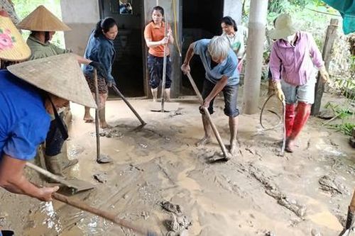 Phụ nữ miền núi Con Cuông chung tay khắc phục hậu quả lũ lụt