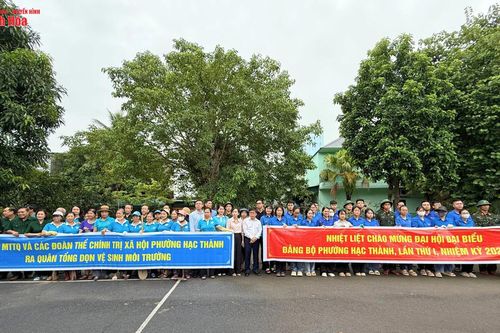 Phường Hạc Thành ra quân làm vệ sinh môi trường tại kênh Bắc