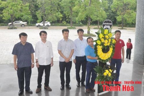 Thăm viếng, chia buồn gia đình nạn nhân tử vong trong vụ lật xe khách ở Hà Tĩnh