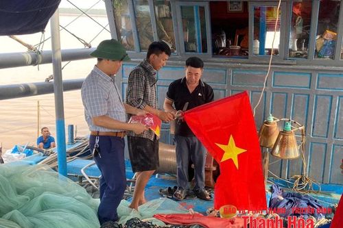 Quốc kỳ giữa biển khơi