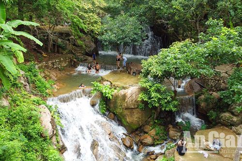 Tắm suối ở Bảy Núi