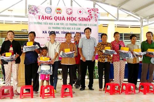 Trao nhiều phần quà cho người dân, học sinh Khmer xã Ô Lâm