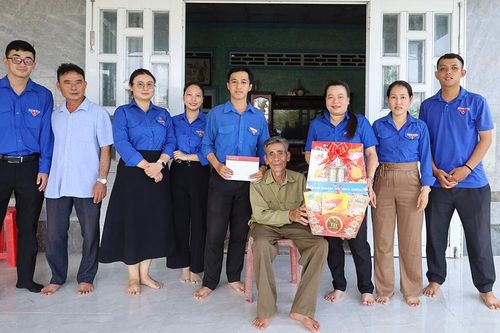 Đoàn Thanh niên xã Hòa Điền tặng quà, tổ chức bữa cơm tri ân gia đình chính sách