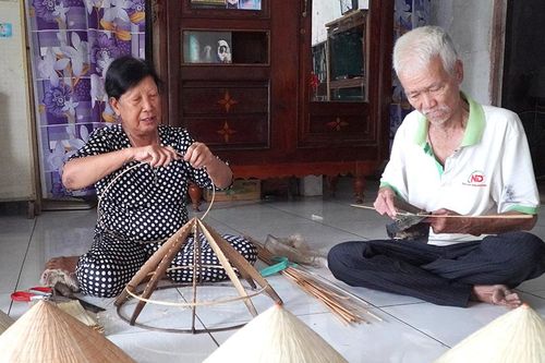 Giữ lửa nghề chằm nón lá ở xã Thạnh Đông