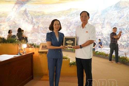 Phó Chủ tịch Quốc hội Trần Quang Phương tham quan Bảo tàng Chiến thắng Điện Biên Phủ