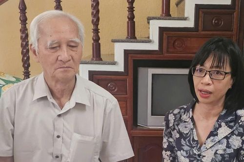 Phó Chủ tịch UBND tỉnh Nguyễn Thị Thanh Lịch thăm, tặng quà gia đình liệt sĩ Trần Văn Bình