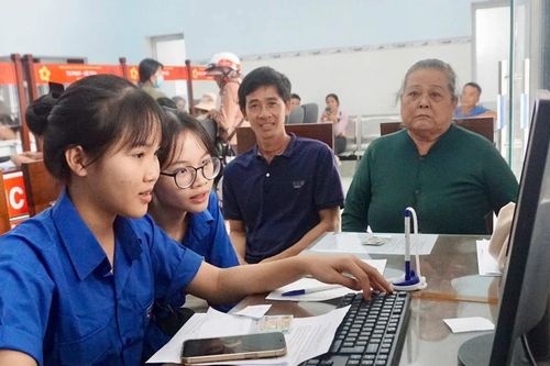 Đoàn phường An Nhơn Bắc hỗ trợ người dân thực hiện thủ tục hưởng trợ cấp hưu trí xã hội