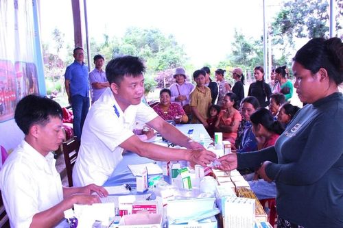 Công ty 74: Khám bệnh và cấp thuốc cho gần 300 công nhân và người dân