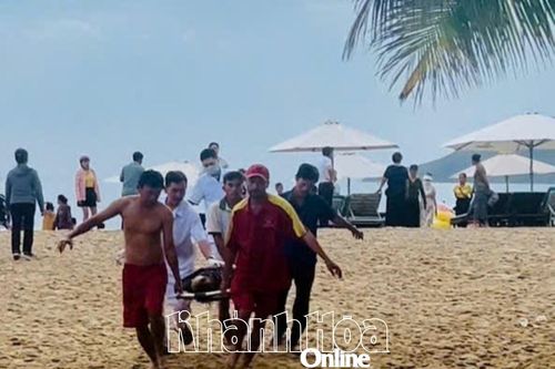 Cứu sống một phụ nữ gặp nạn khi tắm biển tại vịnh Nha Trang