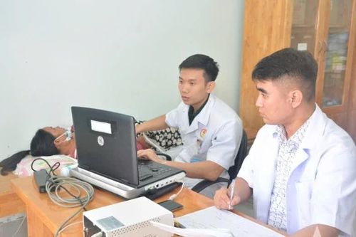 Bệnh viện Quân y 87 khám và phát thuốc miễn phí cho người dân xã Đông Khánh Sơn