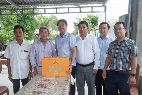 Phó Chủ tịch UBND tỉnh Nguyễn Long Biên thăm, tặng quà các gia đình chính sách