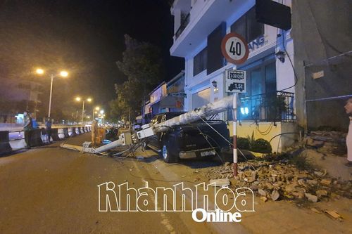 Xe ben làm gãy trụ điện tại phường Nam Nha Trang, khiến khu dân cư bị mất điện