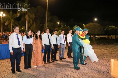 Thắp nến tri ân các anh hùng liệt sĩ tại Nghĩa trang liệt sĩ Ninh Hòa - Vạn Ninh