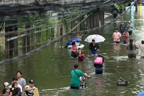 Mưa bão gây lũ lụt nghiêm trọng tại Trung Quốc và Philippines, hàng chục nghìn người phải sơ tán.