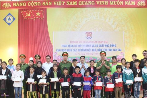 Trường Đại học Cảnh sát nhân dân tặng quà học sinh, trường học trên địa bàn phường Sa Pa