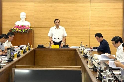 Phó Bí thư Thường trực Tỉnh ủy Hoàng Giang duyệt văn kiện Đại hội Đảng bộ xã Liên Sơn, Trạm Tấu