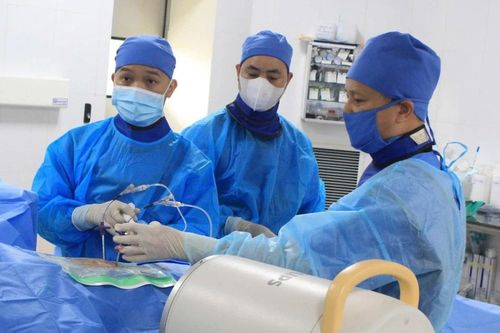 Phẫu thuật bơm xi măng sinh học tạo hình thân đốt sống qua da cho bệnh nhân ngã từ độ cao 2m