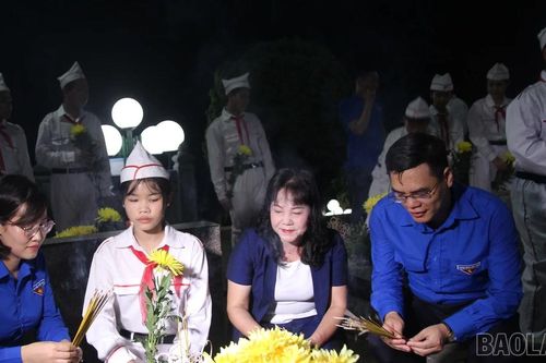 Tuổi trẻ Lào Cai thắp nến tri ân các Anh hùng liệt sĩ