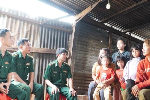Bộ đội biên phòng góp sức xây dựng 'phên giậu' vững mạnh từ cơ sở