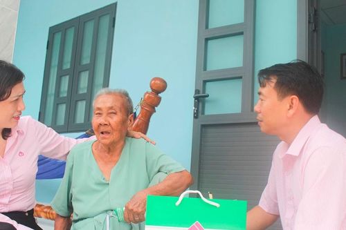 Ngân hàng Chính sách xã hội Lâm Đồng tri ân Mẹ Việt Nam anh hùng, gia đình chính sách