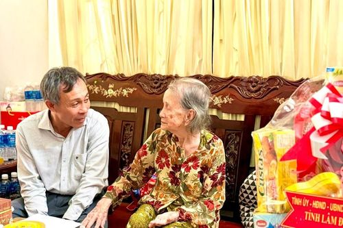Đồng chí Nguyễn Văn Tám thăm, tặng quà Anh hùng Lực lượng vũ trang