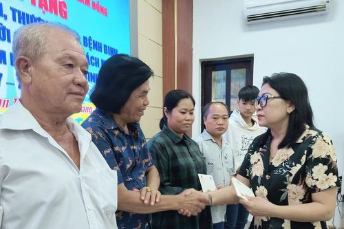 Phó Chủ tịch Ủy ban MTTQ Việt Nam tỉnh Lâm Đồng Bố Thị Xuân Linh thăm và tặng 75 suất quà gia đình người có công