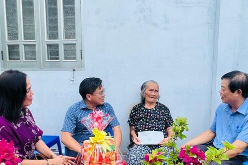 Lãnh đạo Báo và Phát thanh, Truyền hình Lâm Đồng thăm các gia đình chính sách, người có công