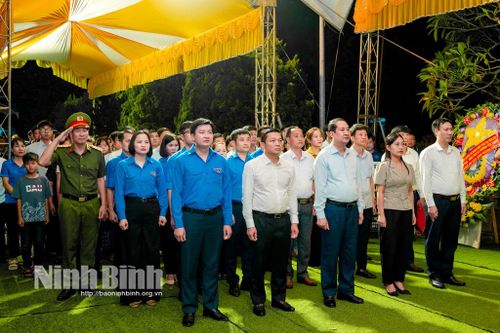 Đồng chí Phó Bí thư Tỉnh ủy, Chủ tịch Ủy ban MTTQ Việt Nam tỉnh dự lễ thắp nến tri ân các Anh hùng, liệt sĩ tại Nghĩa trang liệt sĩ Yên Mô