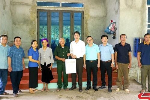 Đồng chí Chủ tịch Ủy ban MTTQ Việt Nam tỉnh Sơn La thăm, tặng quà các thương binh và bệnh binh trên địa bàn xã Phù Yên