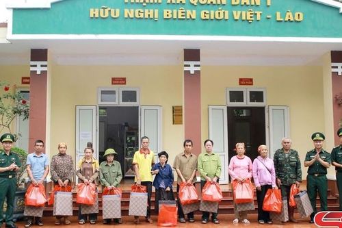 Khám, cấp phát thuốc miễn phí cho các hộ gia đình chính sách