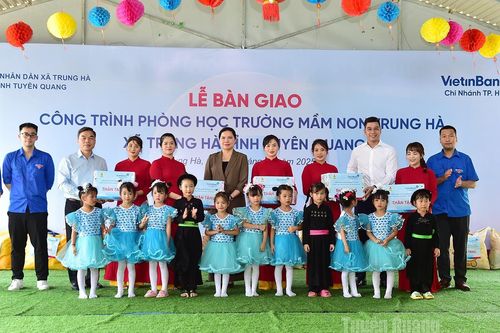 Phó Chủ tịch Ủy ban Trung ương MTTQ Việt Nam Hà Thị Nga dự lễ trao phòng học tại Trung Hà