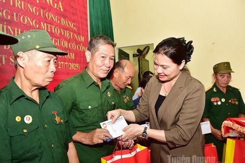 Đồng chí Hà Thị Nga thăm Di tích lịch sử Mặt trận Dân tộc thống nhất Việt Nam và tặng quà gia đình chính sách tại xã Kiên Đài