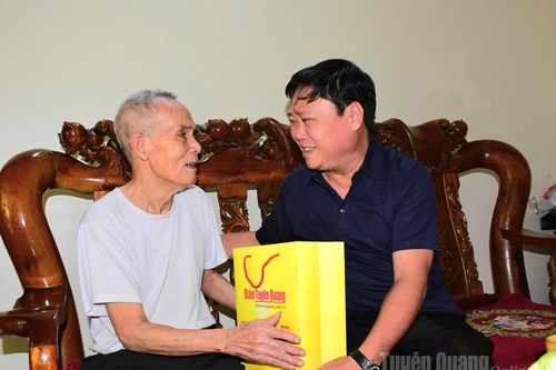Báo và phát thanh, truyền hình Tuyên Quang thăm, tặng quà các gia đình chính sách nhân dịp 27-7