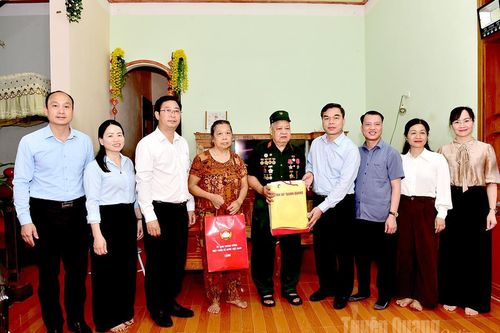 Phó Bí thư Tỉnh ủy, Chủ tịch Ủy ban MTTQ tỉnh Ma Thế Hồng thăm, tặng quà thương binh tại xã Kiên Đài