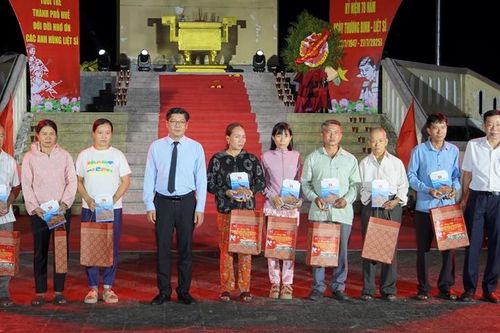 Gần 500 đoàn viên, thanh niên tham gia thắp nến tri ân