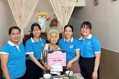Hơn 500 suất quà gửi tặng các gia đình chính sách