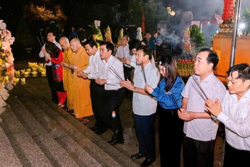 Thanh Hóa: Thắp nến tưởng niệm và tri ân tại Nghĩa trang Liệt sĩ Hàm Rồng