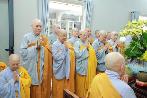 Phân ban Ni giới TP.HCM thăm, đảnh lễ chư vị giáo phẩm Ni và sách tấn hành giả Ni