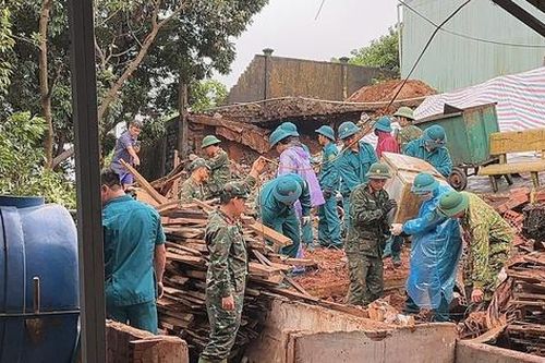 Vụ sập tường bến xe Đức Long Gia Lai: Quân đội tới hỗ trợ người dân