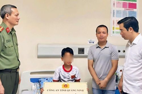 Công an Quảng Ninh nhận đỡ đầu cháu bé sống sót trong vụ lật tàu trên vịnh Hạ Long